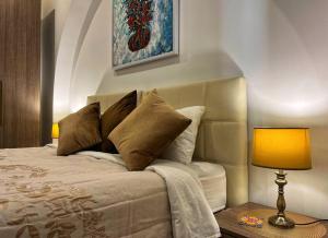 - une chambre avec un lit et une peinture murale dans l'établissement Heart of Valletta - Apartment, à La Valette