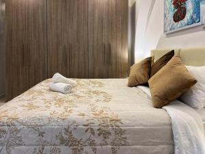 - une chambre avec un grand lit et une tête de lit en bois dans l'établissement Heart of Valletta - Apartment, à La Valette