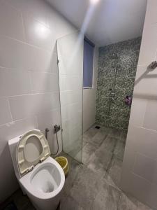 Ένα μπάνιο στο A.Foo Homestay 3.0 @ Vivacity Megamall Jazz Suite 3 +31 φωτογραφίες