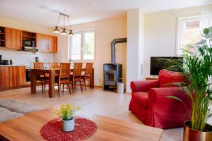 uma sala de estar com um sofá vermelho e uma mesa em Ferienpark Templin direkt neben der Naturtherme em Templin