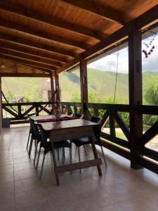- une table et des chaises dans une chambre avec vue dans l'établissement Tu rincón en la montaña, à El Mollar