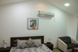 アリバグにあるYogi's Retreatのベッドルーム1室(ベッド1台、壁にエアコン付) +10枚の写真