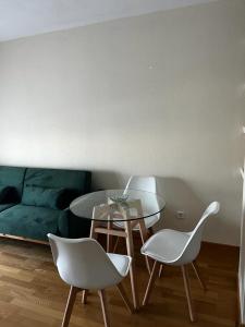 un soggiorno con tavolo, sedie e divano di Apartamento Arcos Costa Cálida III ad Águilas