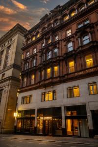 格拉斯哥的住宿－The Address Glasgow，一座城市里灯火通明的大建筑