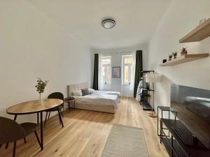 a living room with a bed and a table at FeelHome-Margareten-2 Gäste-WiFi-SmartTV in Vienna