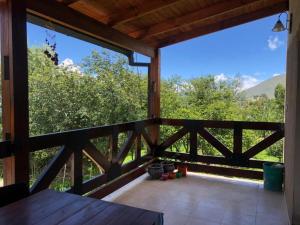 un porche cubierto con vistas a las montañas en Tu rincón en la montaña en El Mollar