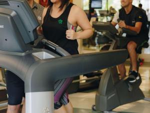 Una mujer caminando en una cinta de correr en un gimnasio en Grand Mercure Sao Paulo Ibirapuera en São Paulo