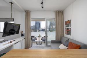 een woonkamer met een bank en een tv bij Add Nova Berrini in Sao Paulo