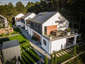 an aerial view of a house with a roof at Przypływy & Odpływy in Jastrzębia Góra