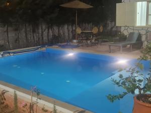 Villa ahlam في الصويرة: مسبح ازرق كبير مع طاولة وكراسي