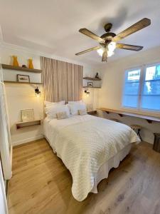 una camera con letto e ventilatore a soffitto di Cozy Studio on Bd Croisette-AC- BeachesCongress by Olidesi a Cannes