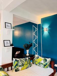 um quarto com uma cama e uma parede azul em 2 Bedroom Luxury Apartment Close To The Beach em Malindi