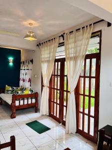 um quarto com uma cama e portas de vidro deslizantes em 2 Bedroom Luxury Apartment Close To The Beach em Malindi