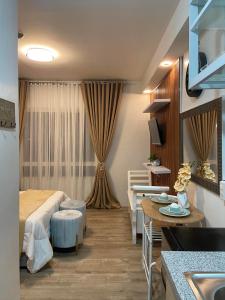 - une chambre avec un lit et une table dans l'établissement Jeiden Suites Bacolod, à Bacolod