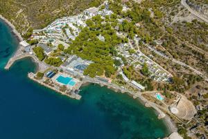 una vista aerea di un resort vicino all'acqua di Ramada Loutraki Poseidon Resort a Loutraki