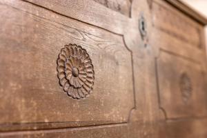 a close up of a wooden drawer with a motif on it at Nengshof Ferienhäuser Sonnenblume und Heublume in Wißmannsdorf