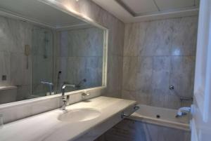 A bathroom at Ramada Loutraki Poseidon Resort