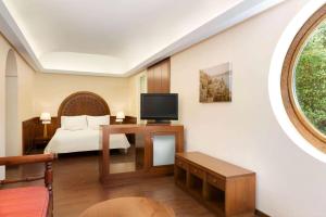 A television and/or entertainment centre at Ramada Loutraki Poseidon Resort
