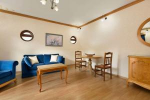 A seating area at Ramada Loutraki Poseidon Resort