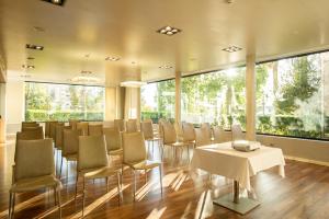 a conference room with a table and chairs at AZZ Valencia Táctica Hotel in Paterna