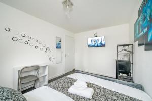 una piccola camera con letto e sedia di *RC27R* For your relaxed & Cosy stay + Parking a Kirkstall
