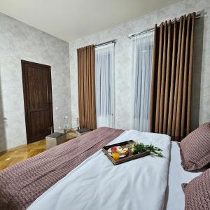 Habitación de hotel con bandeja de fruta en la cama en Memory basket en Kutaisi