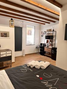 CA.FOSCARI في ميلانو: غرفة عليها سرير بثلاث مناشف