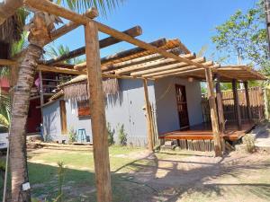 una pérgola de madera frente a una casa en Taipu In House en Marau