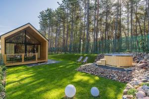 une maison avec un jardin et un bain à remous dans l'établissement Bursztynowo, à Kąty Rybackie