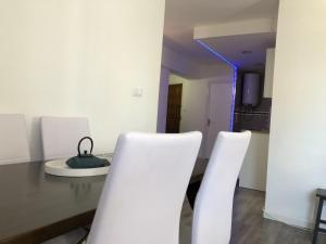 A seating area at MONTGRIS 2-9