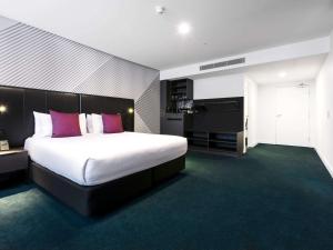 Postel nebo postele na pokoji v ubytování Movenpick Hotel Melbourne On Spencer