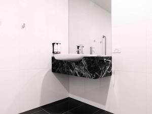 Koupelna v ubytování Movenpick Hotel Melbourne On Spencer