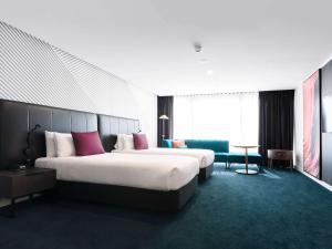 Postel nebo postele na pokoji v ubytování Movenpick Hotel Melbourne On Spencer