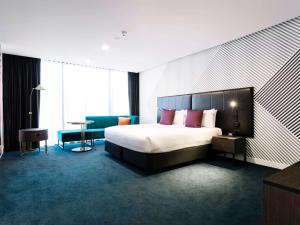 Postel nebo postele na pokoji v ubytování Movenpick Hotel Melbourne On Spencer