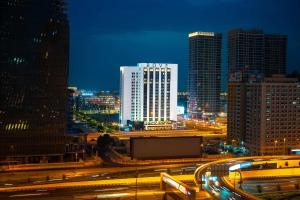 una città di notte con traffico in autostrada di Rove City Walk a Dubai