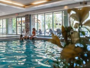 eine Gruppe von Personen, die in einem Pool sitzen in der Unterkunft The Rimrock Resort Hotel Banff in Banff