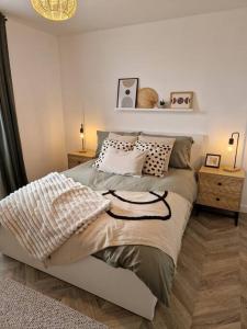 Un dormitorio con una cama grande con almohadas. en Koselig Properties en Lerwick