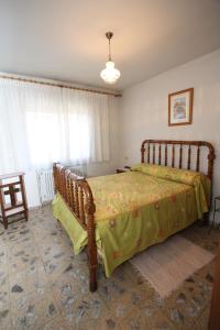 A bed or beds in a room at Casa Rural El Nido