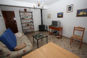 A television and/or entertainment centre at Casa Rural El Nido