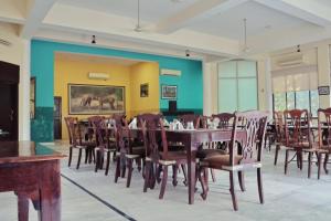 uma sala de jantar com mesa e cadeiras em Sariska Tiger Heaven em Akbarpur