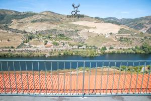 een uitzicht op een rivier vanaf een brug bij Quinta da Coitada - Alojamento Local in Soutelo do Douro