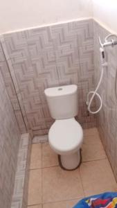 baño con aseo blanco en una habitación en Agus Family Homestay en Labuan Bajo