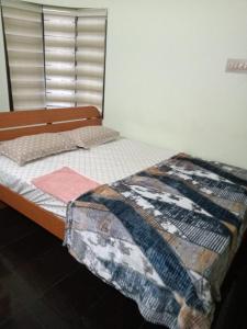 1 cama en un dormitorio con en Cloudnine Home Thrissur en Trichūr