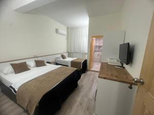 迪亞巴克爾的住宿－庫普魯酒店，酒店客房设有两张床和电视。