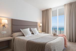Postel nebo postele na pokoji v ubytování Hotel Palia Sa Coma Playa