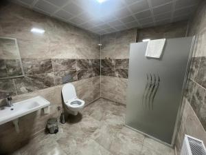 a bathroom with a toilet and a sink at Köprücü Hotel in Diyarbakır
