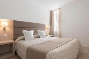 Postel nebo postele na pokoji v ubytování Hotel Palia Sa Coma Playa