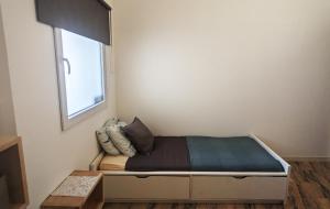 Dormitorio pequeño con cama y ventana en Apartamento Mouzinho, en Horta