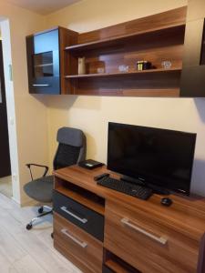een bureau met een computer en een stoel bij 2Anna Apartments in Surčin +4 foto's