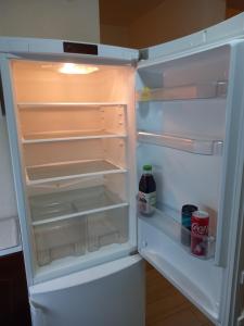 - un réfrigérateur ouvert avec une porte ouverte dans l'établissement 2Anna Apartments, à Surčin